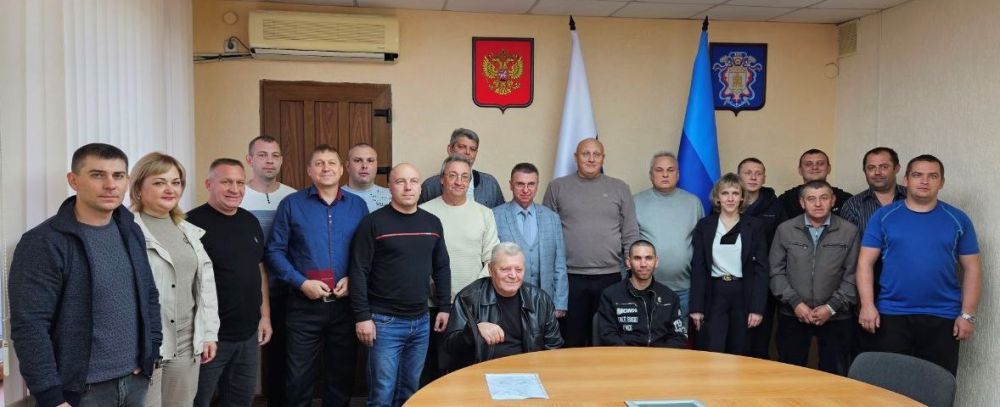 Сегодня, 5 октября, в Администрации Алчевска вручили удостоверения почетных доноров России жителям города