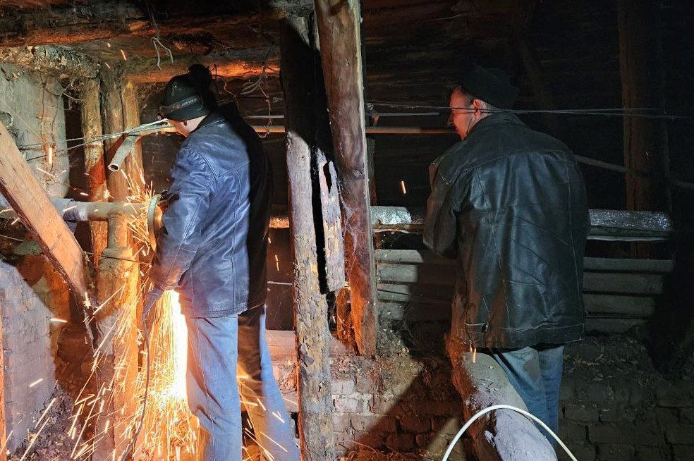 МУП «Жилфондсервис города Алчевска ЛНР» в межсезонье проводило подготовку внутридомовых сетей отопления в многоквартирных домах Алчевска