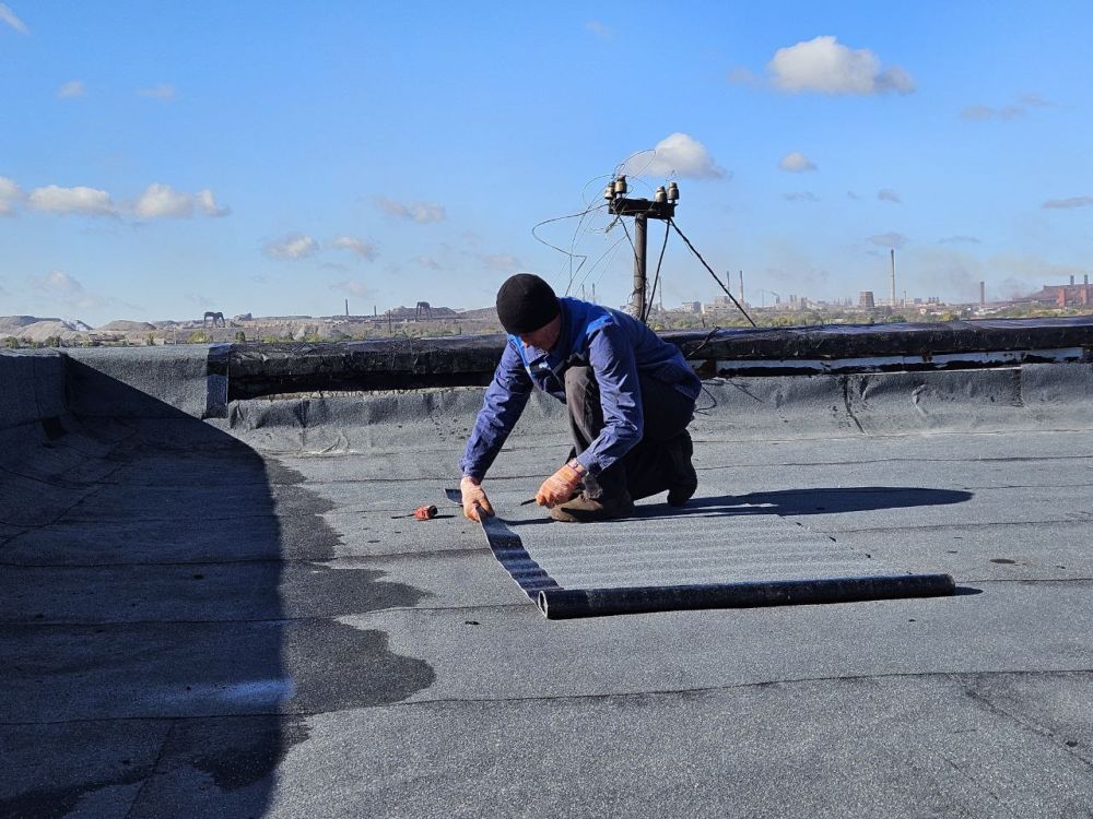 Более 20 тысяч квадратных метров кровли отремонтировали в ходе подготовки к осенне-зимнему периоду в Алчевске