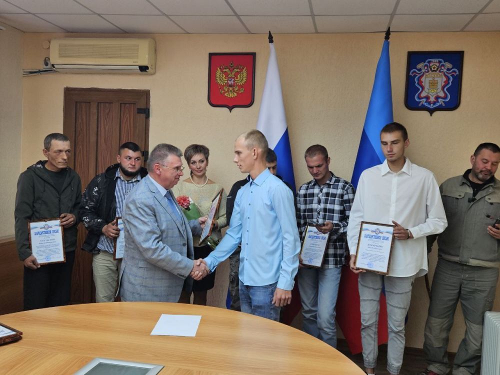 13 октября, в преддверии Дня работников дорожного хозяйства, от имени Главы Администрации города Алчевска Альберта Апшева, лучших представителей отрасли поздравил первый заместитель Главы Иван Держий