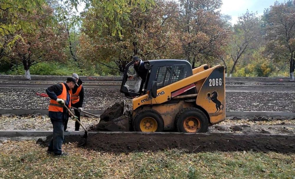 Строители в рамках федерального проекта "Формирование комфортной городской среды" благоусраивают парк культуры и отдыха имени Победы в Алчевске, завершить работы планируют до конца ноября