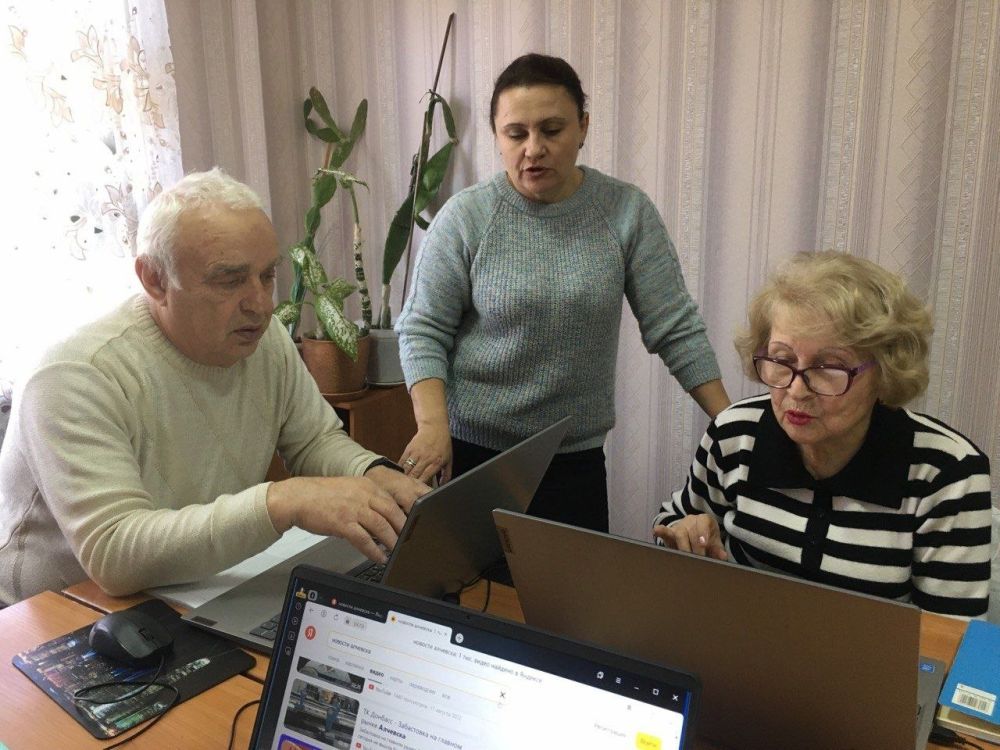 В Алчевске продолжаются занятия по компьютерной грамотности для старшего поколения