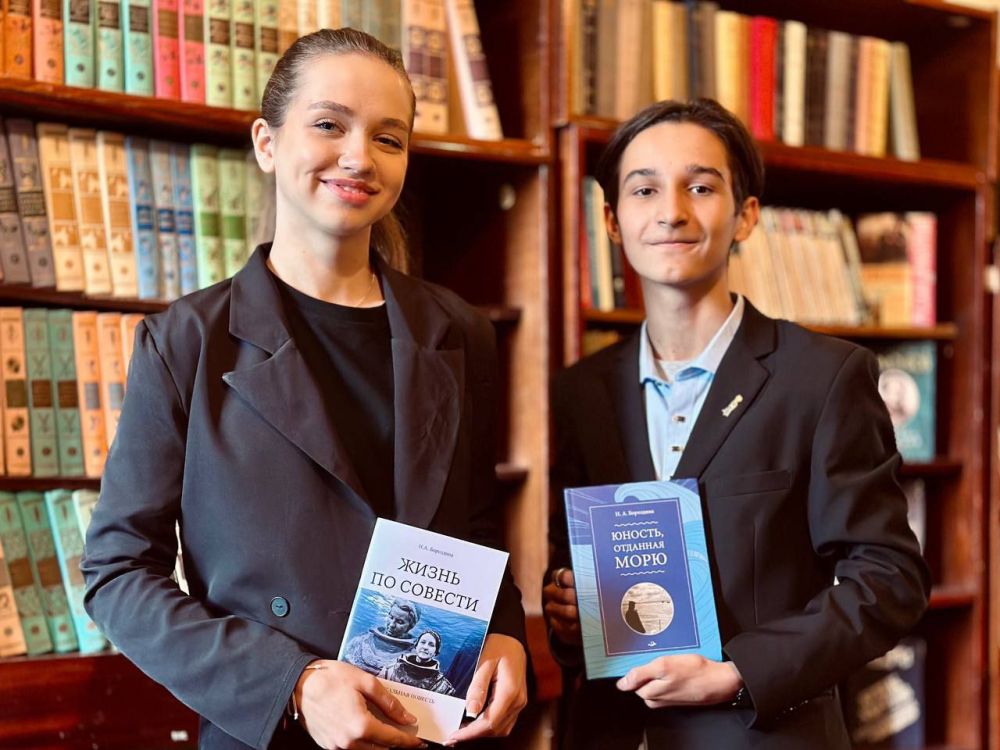 Библиотеки алчевских школ пополнились еще двумя книгами - "Жизнь по совести" и "Юность, отданная морю" вологодской писательницы, кандидата исторических наук Нины Алексеевны Бороздиной