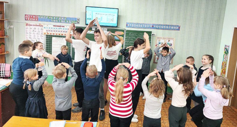В рамках проекта «Привет, первичка» активисты «Движение Первых» организовали танцевальную перемену для учащихся начальных классов