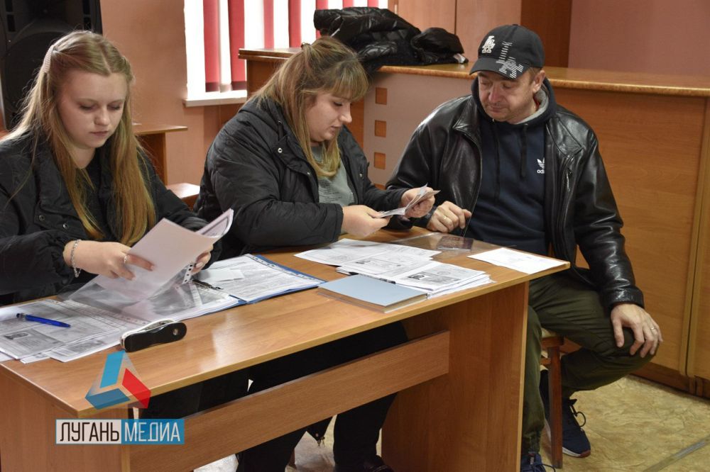 «Почта ЛНР» начала оформление полисов ОМС. Работники «Почты ЛНР» оформили полисы обязательного медицинского страхования более 30 человек Луганского регионального отделения общероссийской общественной организации инвалидов «Всероссийское общество глухих»