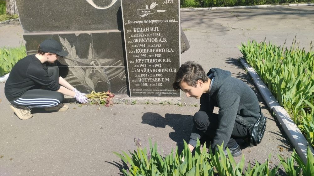 Хранители истории Алчевского коллегиума №1 имени Христины Алчевской продолжают ухаживать за памятниками в сквере у школы