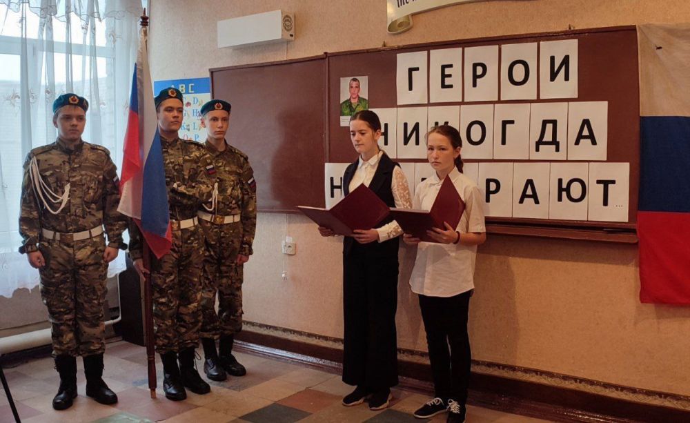 26 октября в Алчевской средней школе №7 прошло торжественное открытие Парты Героя в рамках Всероссийского образовательного проекта