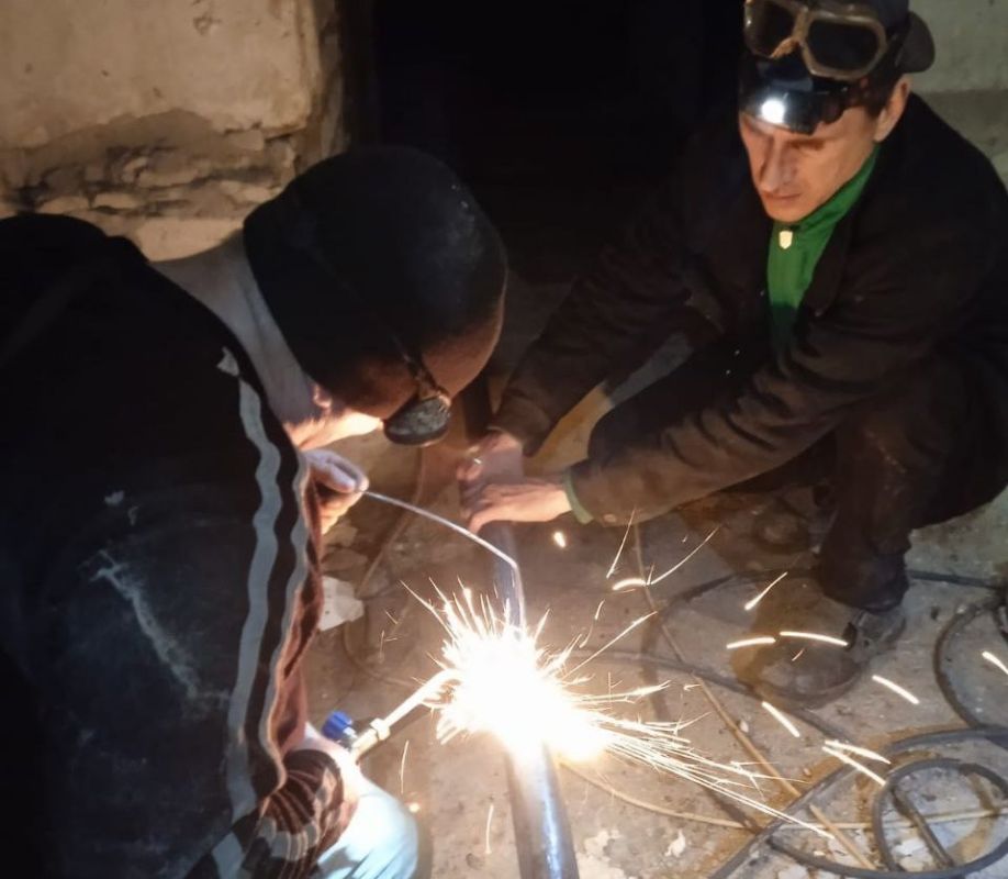 Специалисты МУП «Жилфондсервис города Алчевска ЛНР» продолжают пуско-наладочные работы на внутридомовых системах...