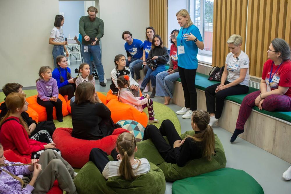 Насыщенную трехдневную культурную программу устроили в Москве для 15 воспитанников центра социальной реабилитации детей-инвалидов Алчевска ЛНР