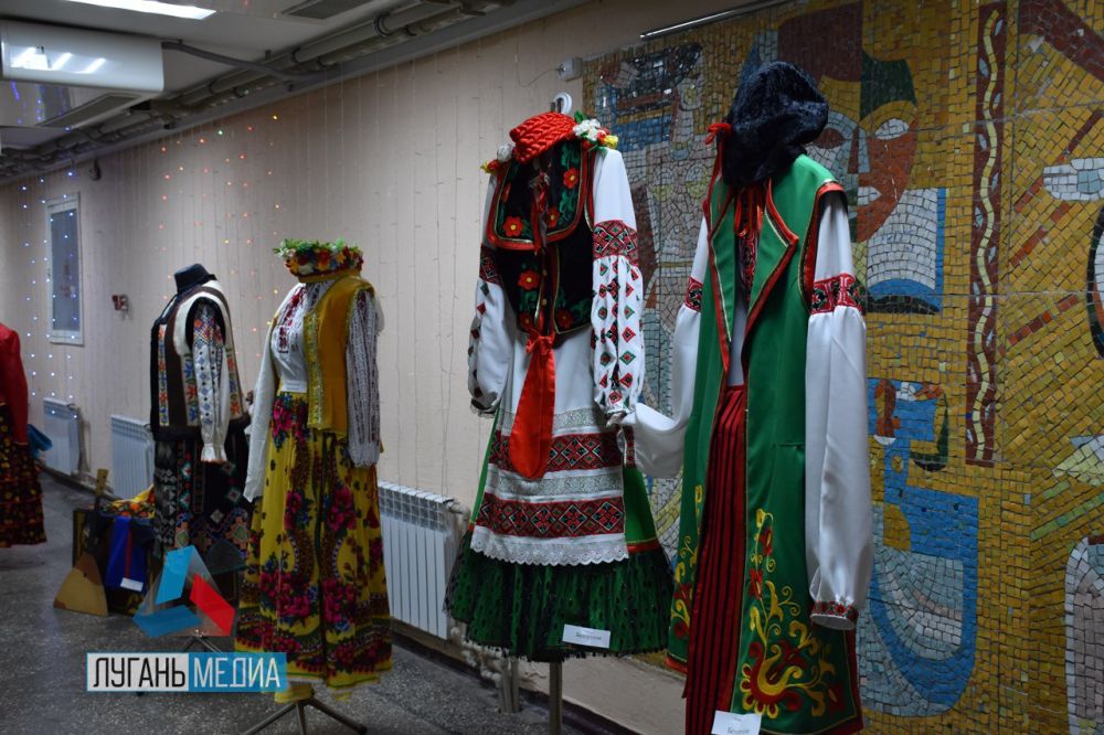 Выставка национальных костюмов торжественно открылась в Алчевском центре культуры и народного творчества