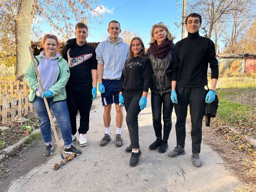 Волонтерский отряд "Добрые сердца ДонГТУ" под руководством координатора Наталии Ивановой активно продолжает свою важную миссию - уборку территории в осенний период