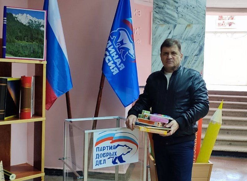 16 ноября председатель Совета городского округа муниципальное образование городской округ город Алчевск Роман Лысенко принял участие в акции «Коробка храбрости», приуроченной к Всемирному дню ребенка