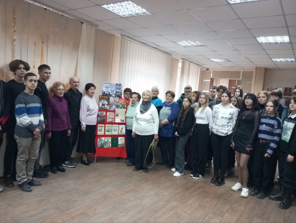 Сегодня в центральной библиотеке города Алчевска состоялся историко-патриотический час «Волжская твердыня», посвященный Сталинградской битве