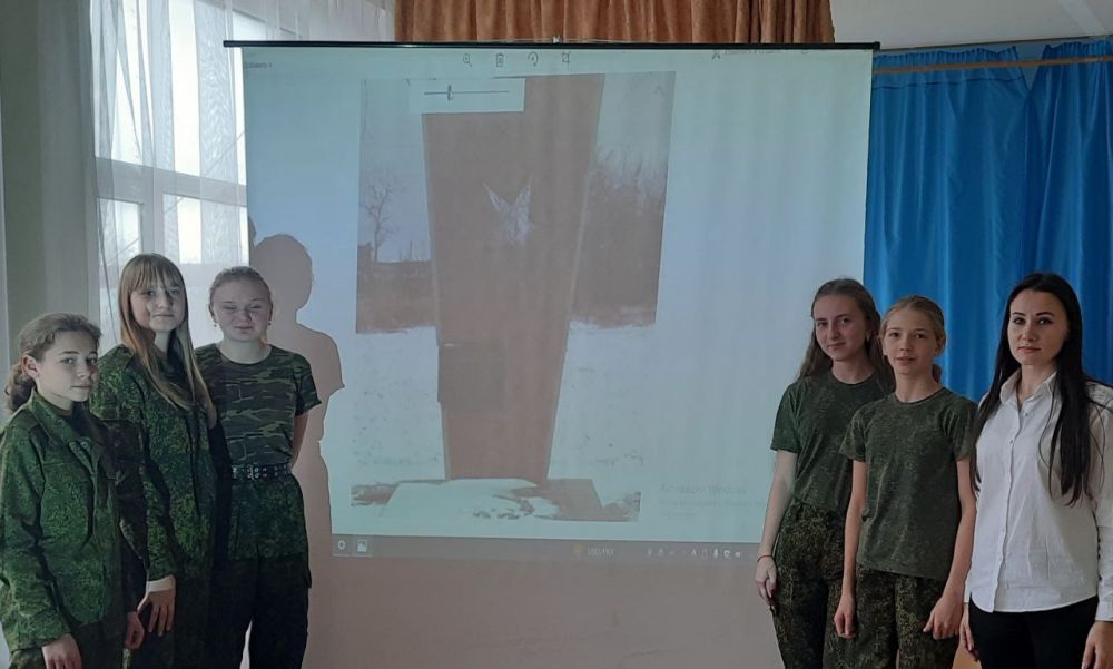 Свою учебную неделю Хранители истории ГОУ ЛНР "УВК "Росток" открыли изучением истории Братской могилы, находящейся в поселке Жиловка