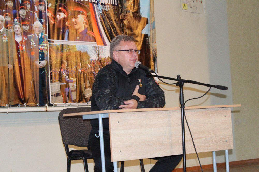 Алчевский казачий кадетский корпус посетил Герой России