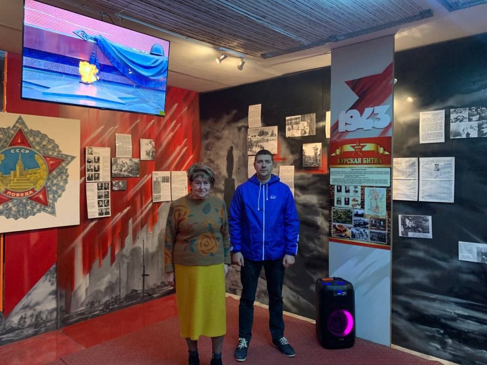 Глава города Алчевск, секретарь Алчевского местного отделения партии «Единая Россия» Альберт Апшев подарил музею учебно-воспитательного комплекса «Восхождение» телевизор и аудиосистему