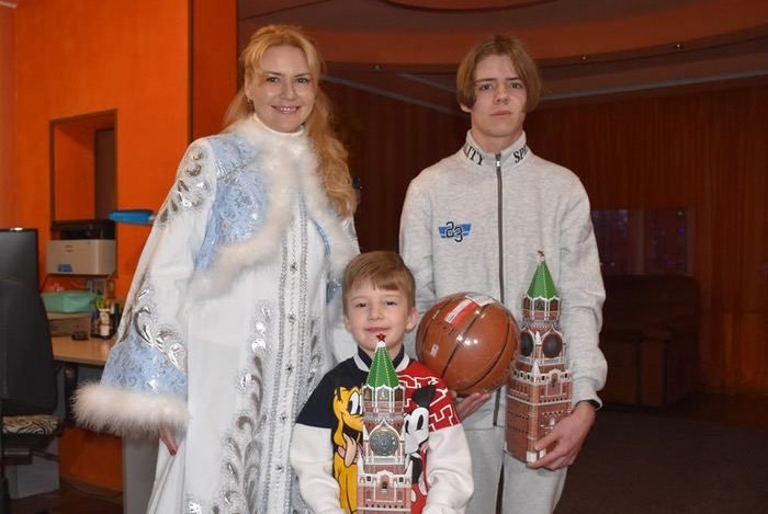 Представитель ЛНР в Совете Федерации Дарья Лантратова в рамках акции "Елка желаний" вручила двоим юным жителям Алчевска баскетбольный мяч и самокат-трансформер, а также подарки воспитанникам городского приюта для детей