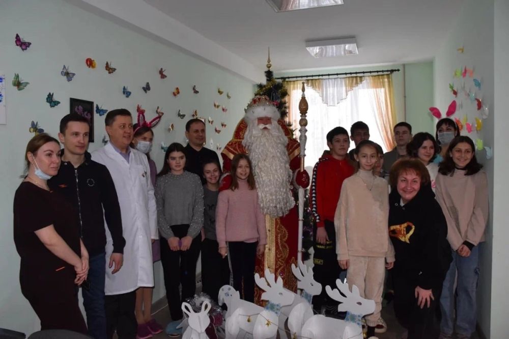 Дед Мороз из Великого Устюга поздравил детей в Луганске и Алчевске с Новым годом