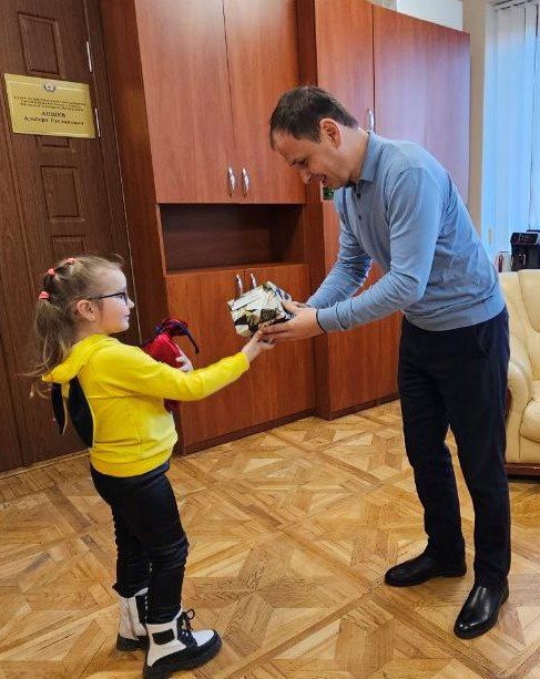 Альберт Апшев: В канун Нового года выполнил почетную миссию: по поручению Правительства Луганской Народной Республики передал маленькой жительнице нашего города 6-летней Ульяне подарок, о котором она мечтала