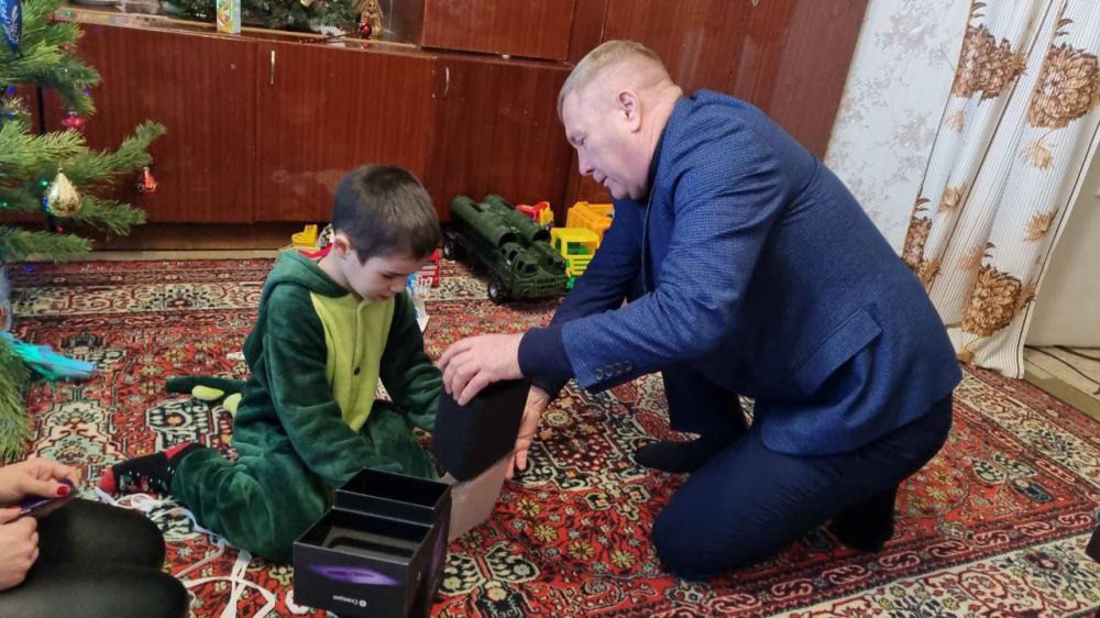 Губернатор Волгоградской области, Герой России Андрей Бочаров исполнил новогодние желания трёх детей из ЛНР