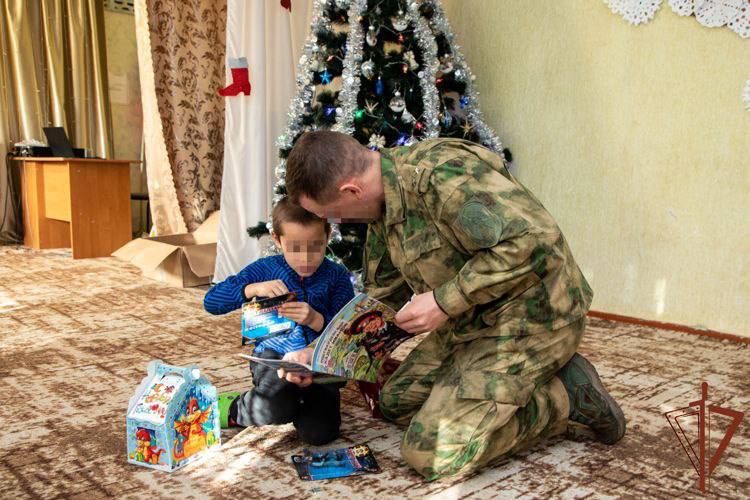Росгвардейцы поздравили с Новым годом и Рождеством воспитанников детских домов ЛНР