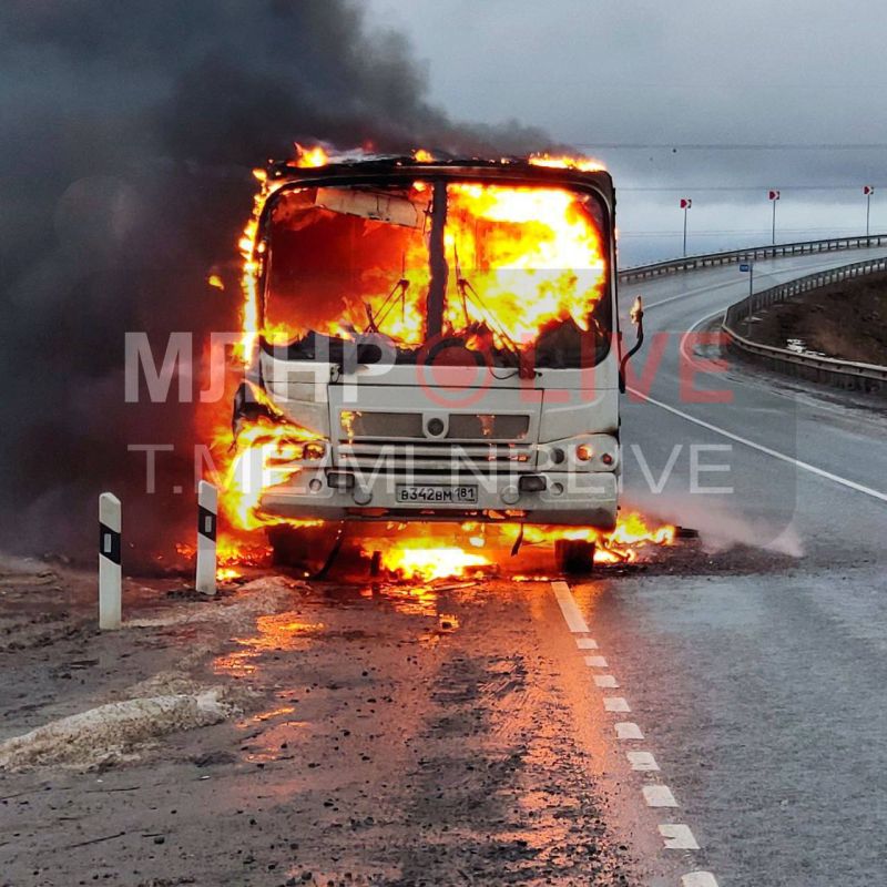 Рейсовый автобус, по предварительной информации, загорелся на трассе Луганск-Алчевск вблизи поселка городского типа Михайловка Перевальского района, жертв и пострадавших нет