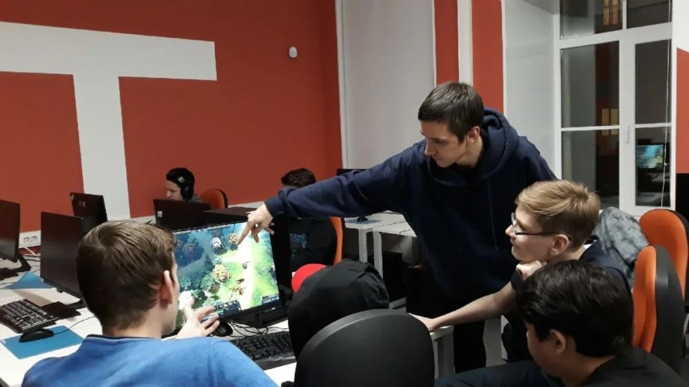 ЛНР. В ЛНР открыли школу по киберспорту Первая в Луганской Народной Республике школа киберспорта открылась на базе дворца культуры в Алчевске