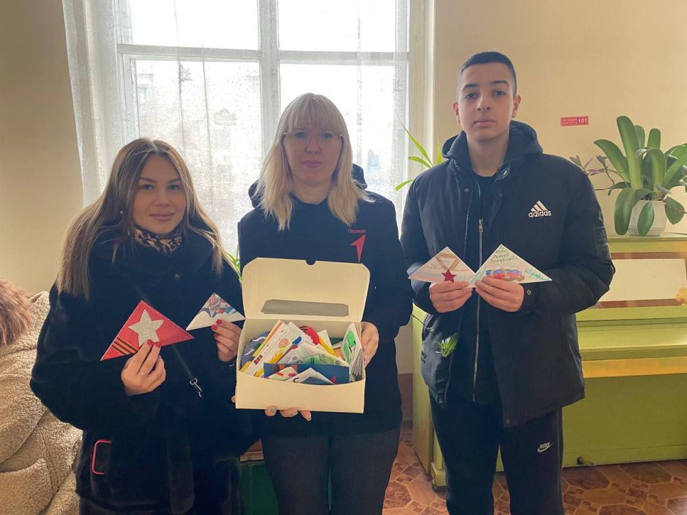 Защитники Первых. Активисты «Движения Первых» Алчевского информационно - технологического лицея написали самые искренние поздравления нашим защитникам Отечества! #ДвижениеПервых