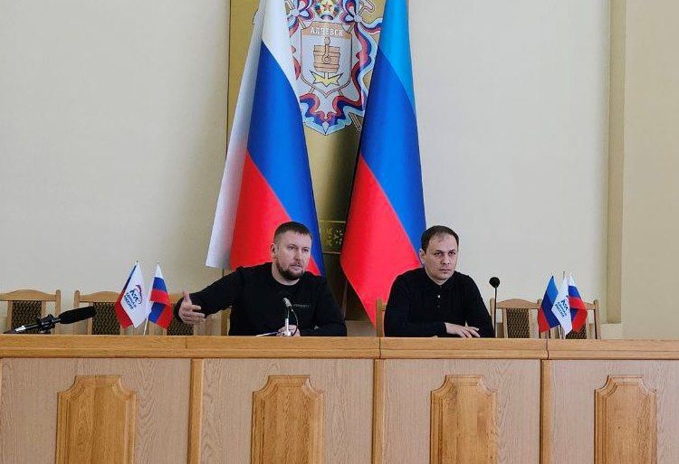 Альберт Апшев: Провели совещание с Председателем Народного Совета Луганской Народной Республики Денисом Мирошниченко, который с рабочим визитом сегодня посетил Алчевск