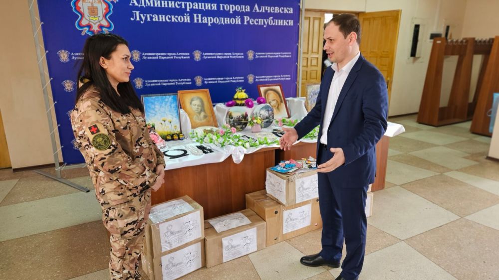 Альберт Апшев: Теплые слова поздравлений от дошколят и школьников Алчевска – женщинам-военнослужащим собраны в открытках и письмах на фронт, которые ребята подготовили к 8 Марта