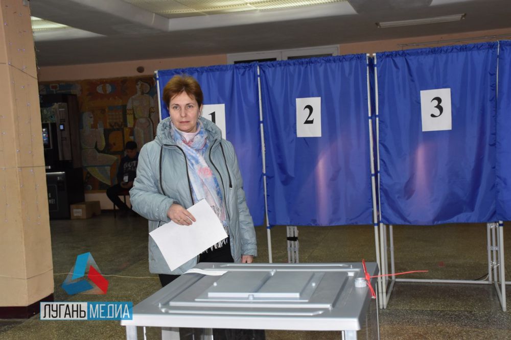 Начальник группы технологии и услуг Центра почтовой связи №1 ГУП ЛНР «Почта ЛНР», депутат городского Совета Алчевска Ольга Владимировна Скрыпник: