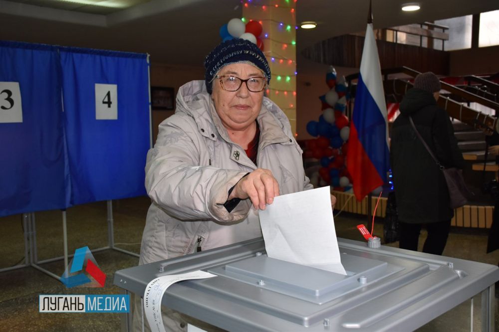 Жительница Алчевска Наталья Владимировна уверена, отдает голос за достойного кандидата