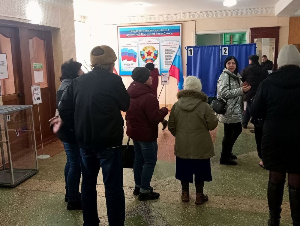 Жители Алчевска массово идут на избирательные участки, чтобы отдать свой голос за будущее своего города, Республики и всей большой России, многие приходят голосовать семьями