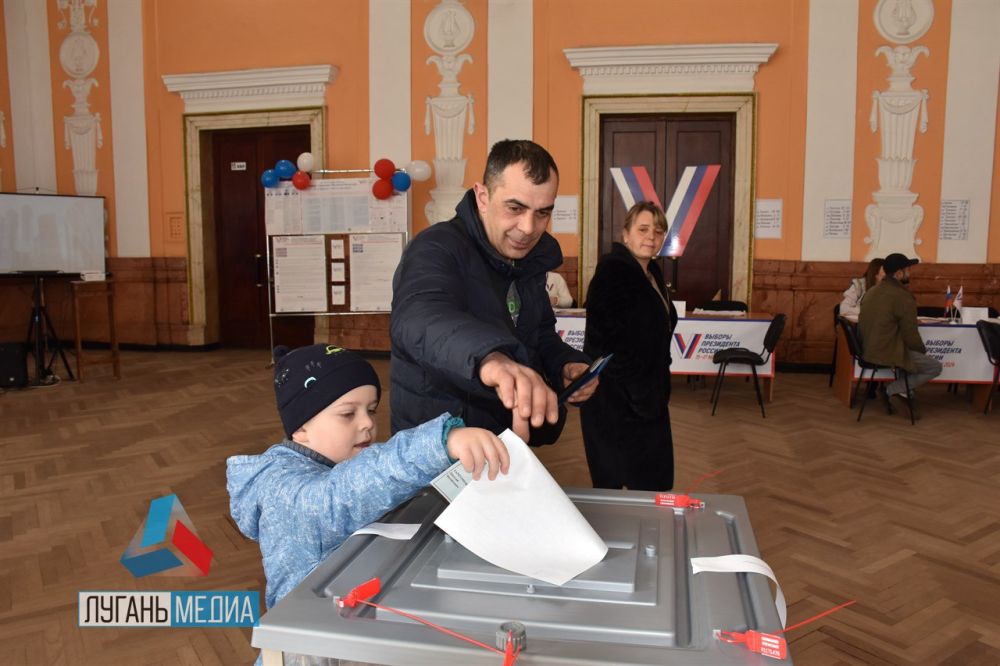 В Алчевске голосуют семьями! Во второй день выборов на местные избирательные участки немало жителей города пришли с детьми