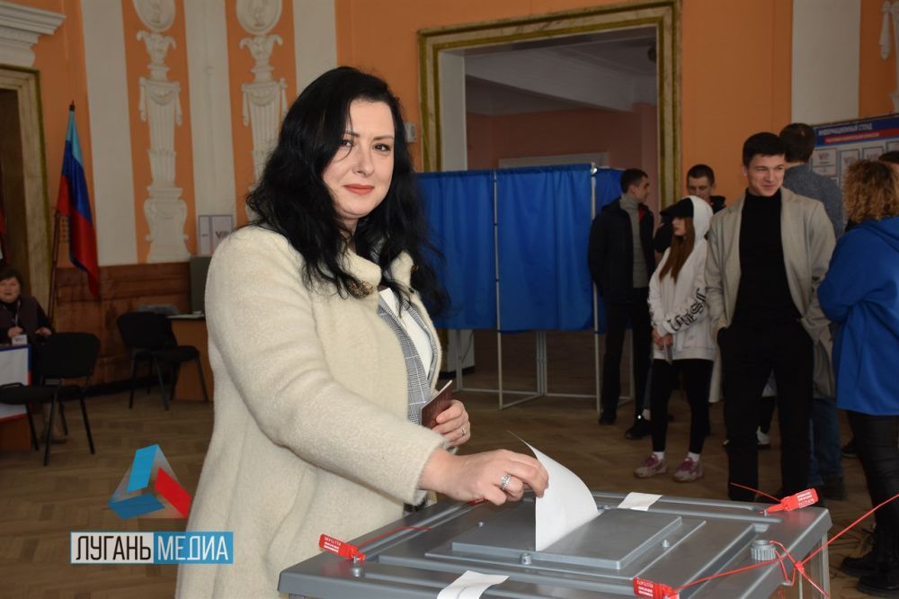 Виктория Кунченко, депутат городского совета города Алчевска, уверена: принимая участие в голосовании, мы творим историю