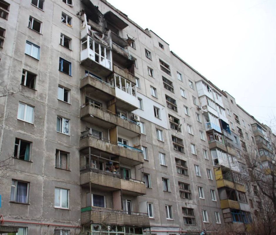 ВСУ обстреляли Алчевск. Около 5 утра беспилотник врезался в окно 9-го этажа и сдетонировал. Это привело к пожару, который героически и очень быстро устранили наши спасатели