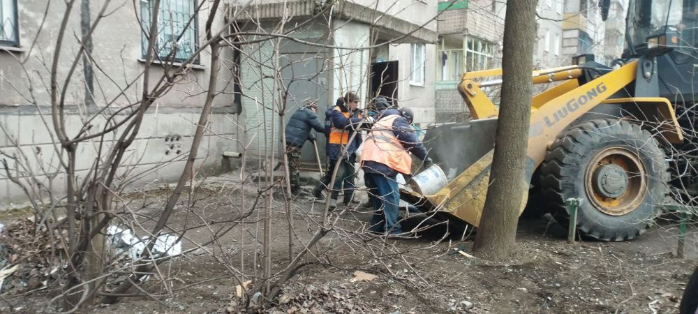 Продолжается ликвидация последствий атаки беспилотником многоквартирного жилого дома и детского сада в Алчевске