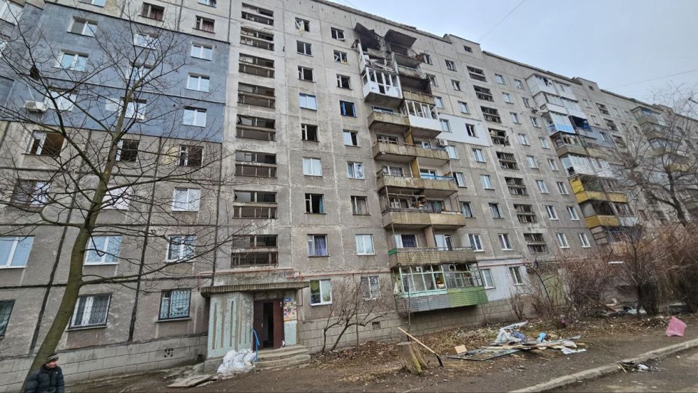 Возгорание началось в результате атаки дрона ВСУ многоквартирного дома в Алчевске в ЛНР. На кадрах "Известий" — последствия обстрела