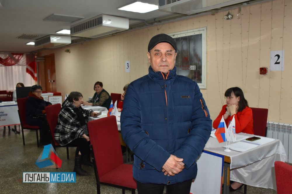 Житель Алчевска Владимир пришел на избирательный участок, несмотря на обстрел города ранним утром: