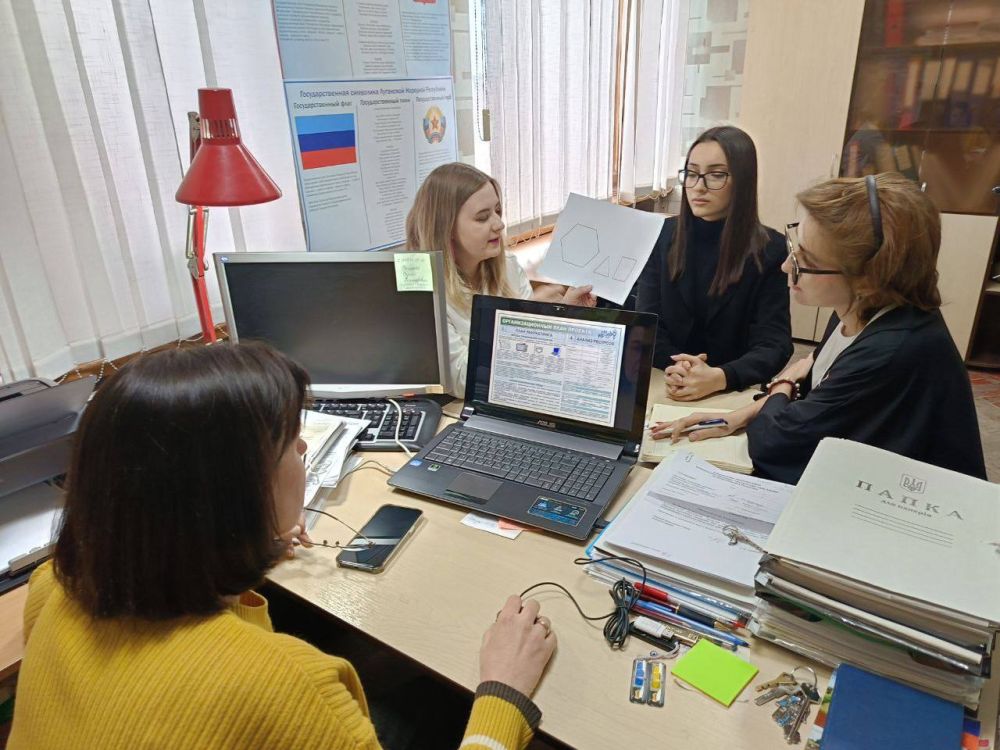 В здании Администрации Алчевска проведена встреча членов Общественной комиссии с представителями кафедры архитектуры и дизайна ФГБОУ ВО «Донбасский государственный технический университет»