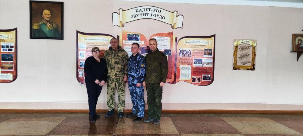 Подполковник полиции провел профилактическую беседу с кадетами Алчевска