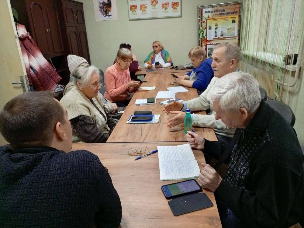 Алчевцы старшего поколения обучаются работе на смартфонах