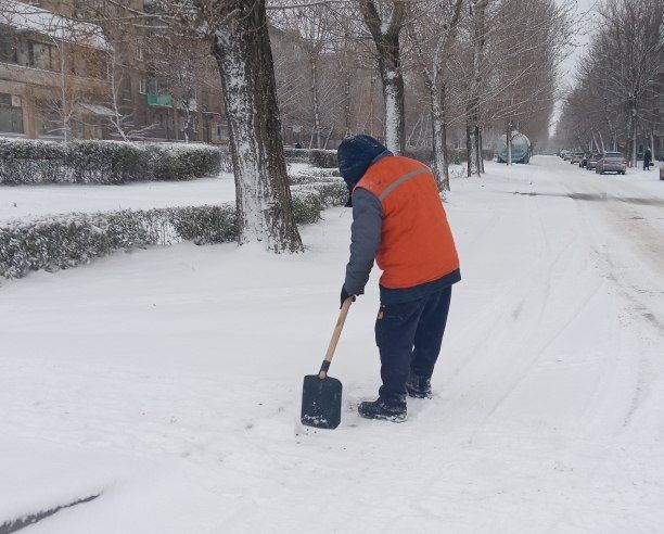 Коммунальные службы проводят работы на территории города
