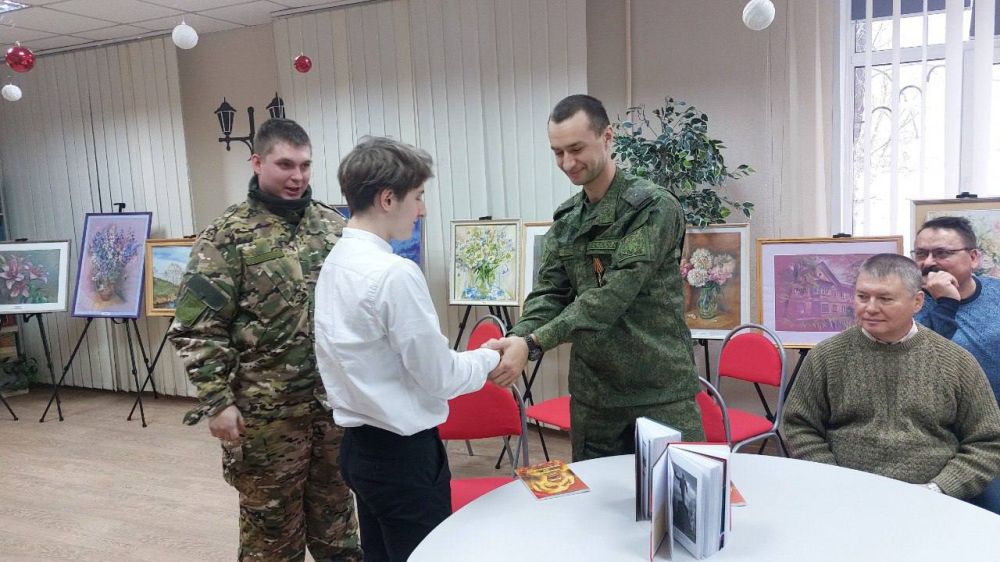 Традиции ратной верны!. 9 декабря в модельной библиотеке # БИБЛИОПРОСПЕКТ города Алчевска состоялась встреча за круглым столом «Традиции ратной верны!», посвященная Дню Героев Отечества