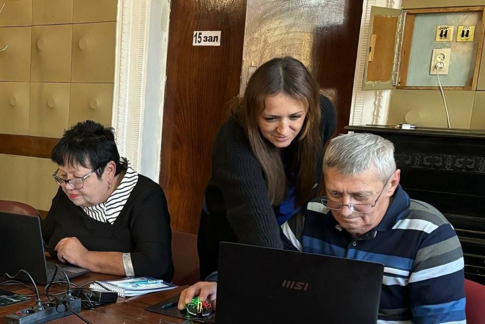 Пенсионеры Алчевска активно изучают компьютерную грамотность
