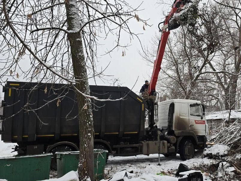 Коммунальные службы проводят работы на территории города