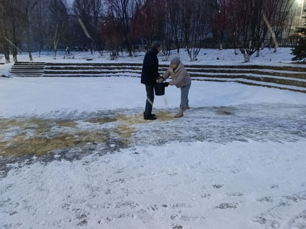 убираем снег, расчищаем и посыпаем подходы к зданиям