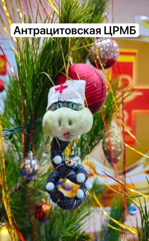 Наталия Пащенко: Ловите следующую подборку фото новогодних поделок, которые были сделаны медиками наших лечебных учреждений