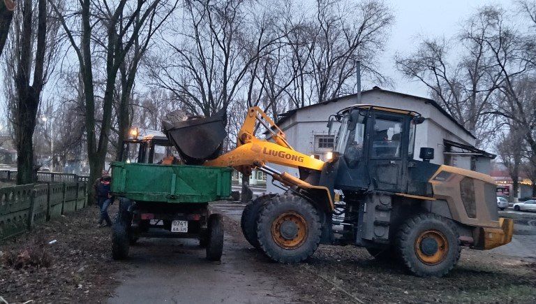 Коммунальные службы проводят работы на территории города