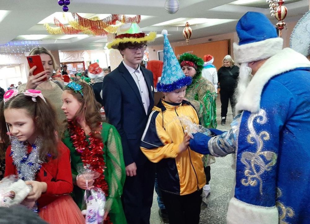 24 декабря в центре культуры города Алчевска состоялась развлекательная программа «Время чудес» для воспитанников алчевского отделения Республиканского центра реабилитации детей-инвалидов «Возрождение», с участием Деда...